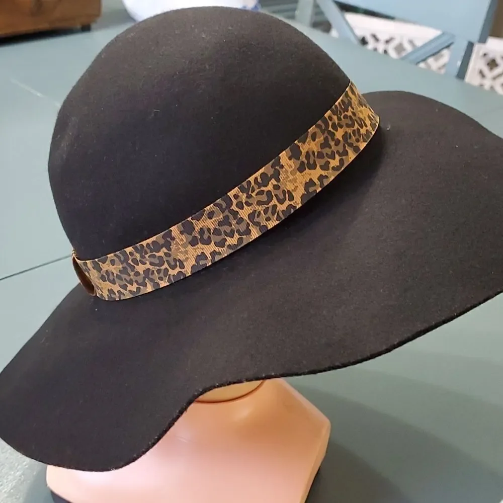 100% wool black hat with animal‎ print ribbon. 7